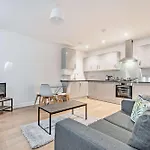 Modern, City Living Apartments- Private Parking