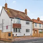 Modern, City Living Apartments- Private Parking
