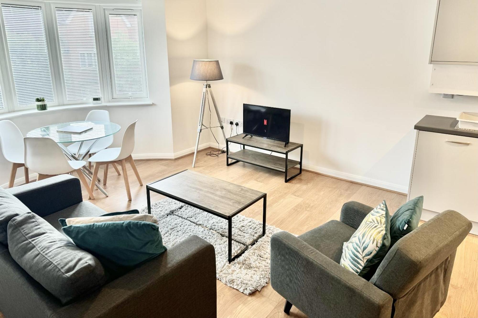 Modern, Living Apartments- Private Parking Oxford